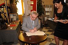 Porozumienie, nazwane "Deklaracją Współpracy" podpisali: Prezydent Miasta Krakowa Jacek Majchrowski...