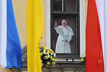 Postać Jana Pawła II zawsze obecna w oknie Kurii Metropolitalnej na Franciszkańskiej 3, ale przede wszystkim w sercach mieszkańc