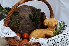 Na tym stole wszystko, czego nie powinno zabraknąć podczas Wielkiejnocy - najważniejszych chrześcijańskich świąt w roku.