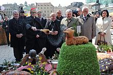 Przyniesione pokarmy święcą głowy kościoła krakowskiego: były Metropolita Krakowski Kardynał Franciszek Macharski...