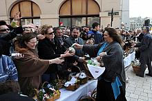 Wspólne święcenie pokarmów przed Bazyliką Mariacką w Krakowie to już tradycja. Coraz więcej mieszkańców i gości naszego miasta w