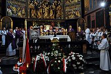 Przy ołtarzu w krakowskiej Bazylice Mariackiej stanęły zdjęcie Prezydenta Lecha Kaczyńskiego i flaga polska z kirem.