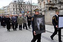 ...fotografiami Pary Prezydenckiej i listą ofiar...