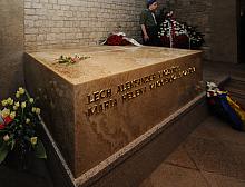...w onyksowym sarkofagu,
18 kwietnia 2010 roku spoczęli Prezydent Rzeczypospolitej Polskiej Lech Kaczyński i Jego Małżonka Mar