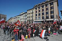 ...a także tłumami Polaków przybyłych tu z całego kraju, by po raz ostatni osobiście oddać hołd Prezydentowi RP i Jego Małżonce.