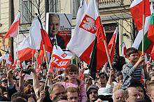 Po zakończeniu mszy świętej Kraków bogato przybrany symbolami narodowymi...