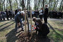 W sadzeniu drzew towarzyszyli Prezydentowi uczniowie z gimnazjum ss. Pijarek z Olszanicy. Odczytywali biografie oficerów i podaw