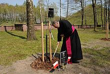 Ksiądz prof. Tomasz Jelonek, który z o. Pawłem Kubiakiem koncelebrował mszę św. rozpoczynającą uroczystość, sadzi dąb swego ojca