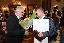 Kwiaty i gratulacje przekazał laureatom także Przewodniczący Rady Miasta Krakowa Józef Pilch.