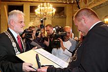 ...który następnie z rąk Przewodniczącego Józefa Pilcha przyjął okolicznościowy dyplom.
