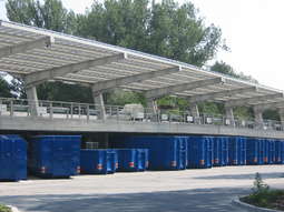 widok z placu na rampę rozładowczą.jpg