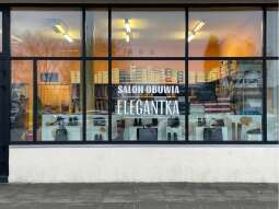 elegantka_fot. fablab kraków.jpg-szyldy w Nowej Hucie