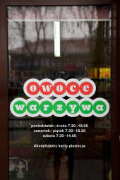 owoce warzywa 1_fot. fablab kraków.jpg-szyldy w Nowej Hucie