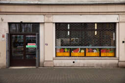 warzywa owoce_fot. fablab kraków.jpg-szyldy w Nowej Hucie