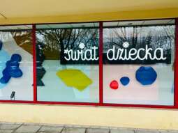 Świat dziecka_fot. a. miodyńska.jpg-szyldy w Nowej Hucie