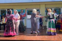 Uczestnicy tańczący w parach. 