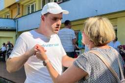 Uczestnik fili nr 2 tańczący z terapeutką. 