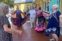 Uczestniczka fili nr 1 na scenie z tancerkami zespołu Tabor.