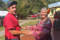 Uczestniczka fili nr 2 z tancerką zespołu Tabor