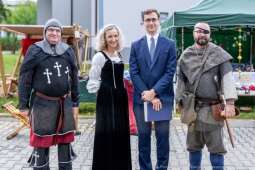 Na zdjęciu Pani Dyrektor wraz z zaproszonymi gośćmi oraz pracownikiem.