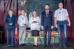 Na zdjęciu pracownicy odznaczeni Honoris Gratia wraz z Prezydentem Miasta Krakowa.