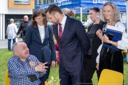 Na zdjęciu Prezydent rozmawia z mieszkańcem podczas Rycerskiego Pikniku Jubileuszowego.