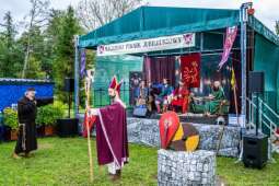 Na zdjęciu „Wataha Rycerska” przedstawia inscenizację Ukoronowania Bolesława Chrobrego podczas Rycerskiego Pikniku Jubileuszowego. 