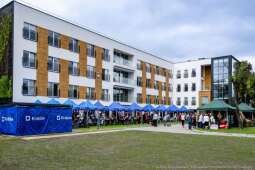 Na zdjęciu namioty ze stoiskami oraz namioty Miasta Krakowa, gdzie siedzą mieszkańcy oraz zaproszeni mieszkańcy z innych DPS-ów w ogrodzie na tle Domu.