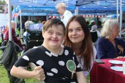 8.	Na zdjęciu mieszkanka wraz pracownikiem podczas Rycerskiego Pikniku Jubileuszowego. 