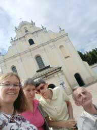 Na zdjęciu troje mieszkańców wraz z p. Magdą przed Bazyliką Krzyża Świętego w Mogile. 