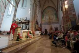 Na zdjęciu mieszkańcy uczestniczący w Eucharystii podczas Pielgrzymki Osób Chorych. 