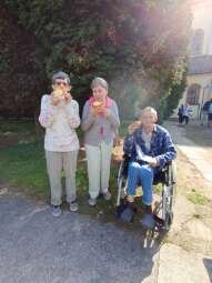 Na zdjęciu mieszkańcy podczas poczęstunku. Zdjęcie wykonane przez pracownika DPS.