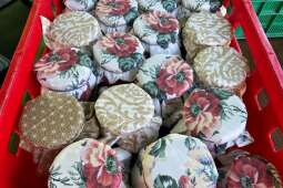 Na zdjęciu słoiki z przygotowanymi ogórkami oraz marchewkami do procesu kiszenia. 