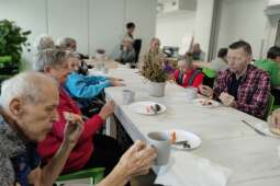 Na zdjęciu mieszkańcy podczas degustacji kiszonek wraz z zaproszonymi sąsiadami z Praskiej 25 w pokoju dziennym naszego Domu