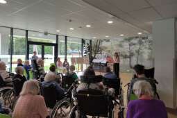 Na zdjęciu mieszkańcy w jadalni naszego Domu słuchający gry młodej skrzypaczki z Państwowej Szkoły Muzycznej I stopnia im. Michała Kleofasa Ogińskiego w Miechowie. 