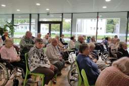 Na zdjęciu mieszkańcy wsłuchani podczas występu dziewcząt z Państwowej Szkoły Muzycznej I stopnia im. Michała Kleofasa Ogińskiego w Miechowie.