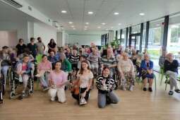 Wspólne zdjęcie dziewcząt z Państwowej Szkoły Muzycznej I stopnia im. Michała Kleofasa Ogińskiego w Miechowie wraz z mieszkańcami. 