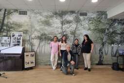 Na zdjęciu dziewczęta z Państwowej Szkoły Muzycznej I stopnia im. Michała Kleofasa Ogińskiego w Miechowie wraz z pracownikiem oraz mieszkańcem na tle tapety w jadalni Domu. 