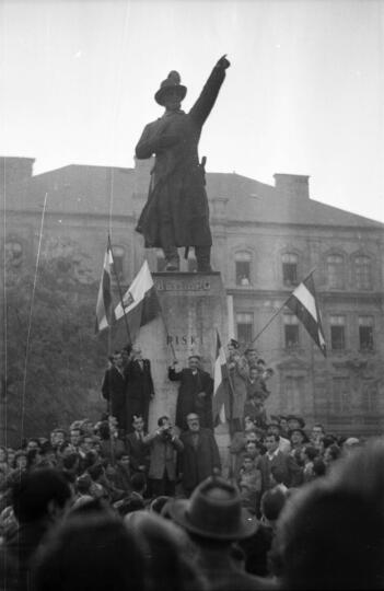 Polacy pod pomnikiem Bema 1956