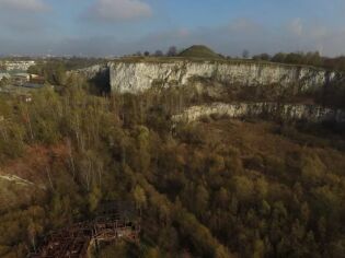 Widok z lotu ptaka na Kamieniołom Libana, w tle kopiec Kraka