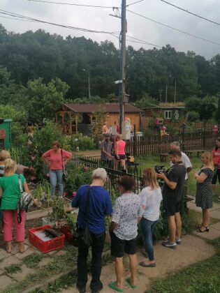 Ludzie na działce ROD