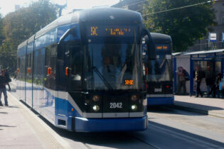 dwa tramwaje na przystanku