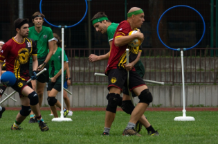 Otwarty trening i turniej quidditcha sportowego "Kraków Quidditch Cup 2022” - inicjatywa lokalna. Na zdjęciu ludzie grający w quiddich.