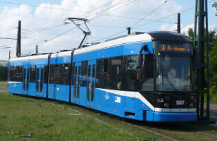 Tramwaj na trawiastym torowisku