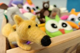 Fotografia przedstawia wielobarwne maskotki wykonane przez uczestników warsztatów. 