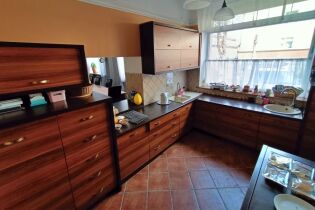 fotografia przedstawia pomieszczenie z meblami kuchennymi oraz sprzętami AGD. 