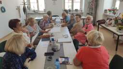 Za nami dwa warsztaty dotyczące „Usług publicznych dostosowanych do potrzeb seniorów”. Podczas spotkań przeprowadziliśmy diagnozę sytuacji obecnej zasobów miasta i gminy Grodków, czyli tego co ułatwia seniorom funkcjonowanie i codzienność.