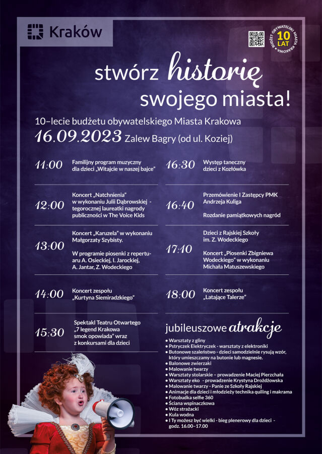 Zdjęcie dziewczynki w stroju z epoki Ludwika XVI z megafonem, a w tle plakat z harmonogramem imprezy