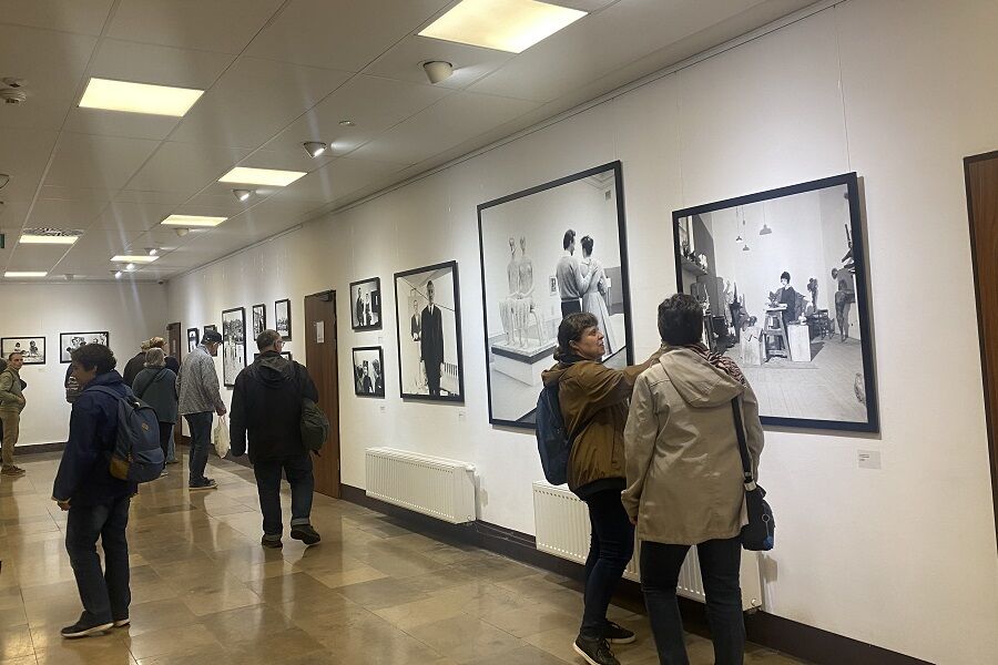 Uczestnicy zapoznający się z wystawą Tadeusza Rolke „W obiektywie sztuki”