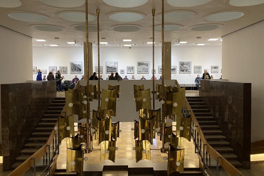 Uczestnicy zapoznający się z wystawą „SANSARA NEPAL”